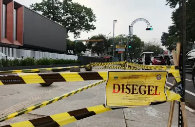 Lokasi pohon-pohon yang ditebang disegel Pemkot Bandung. (Sumber: ayobandung.com | Foto: Gilang Fathu Romadhan)