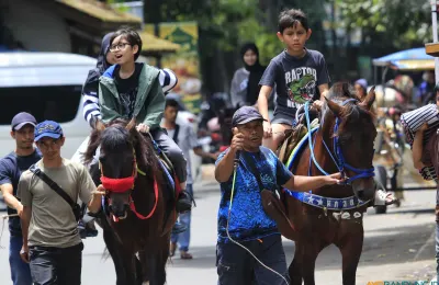 Wisatawan menikmati wahana kuda tunggang di kawasan Jalan Cilaki, Kota Bandung, pada momen libur hari raya Idulfitri 2026. (Sumber: ayobandung.id | Foto: Irfan Al Faritsi)