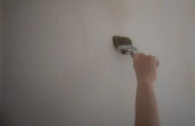 Ilustrasi melabur rumah dengan batu kapur atau gamping. (Sumber: Pexels | Foto: Sergey Meshkov)