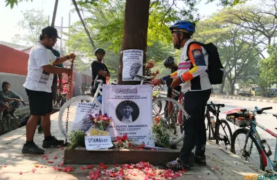 Komunitas sepeda dan pejalan kaki memasang memorial Ghost Bike di Jalan Soekarno-Hatta sebagai simbol duka atas tewasnya seorang remaja saat bersepeda. (Sumber: ayobandung.id | Foto: Gilang Fathu Ramadhan)
