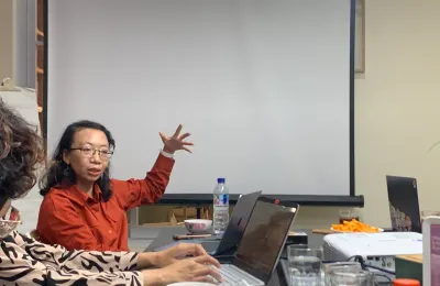 Ika Ningtyas, Koordinator Cek Fakta Tempo, memaparkan cara mengenali operasi manipulasi informasi yang bekerja secara terorganisasi di ruang digital kepada para jurnalis di Bandung. (Sumber: ayobandung.id | Foto: Halwa Raudhatul)