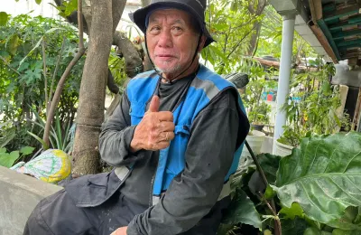 Lili Sutisna menikmati masa lansianya dengan aktif bekerja dan mengurus kebun kecilnya di Kiaracondong. (Sumber: ayobandung.id | Foto: Ilham Maulana)