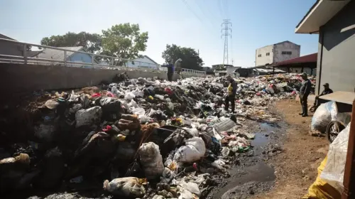 Tumpukan sampah di Pasar Gedebage. (Sumber: ayobandung.id | Foto: Muslim Yanuar Putra)