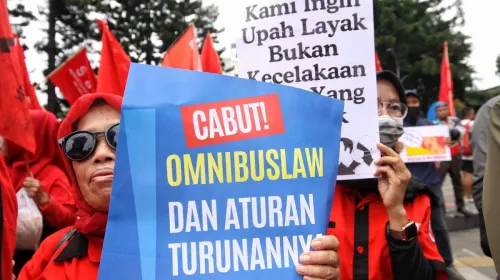 Massa yang tergabung dalam Aliansi Buruh Bandung Raya melakukan aksi unjukrasa dalam rangka peringatan Hari Buruh Internasional di Taman Cikapayang, Kota Bandung, Rabu 1 Mei 2024. (Sumber: ayobandung.id | Foto: Irfan Al-Faritsi)