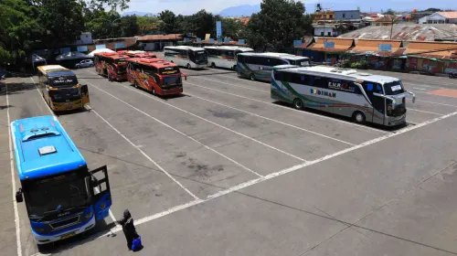 Suasana Terminal Cicaheum, Kota Bandung. (Sumber: Ayobandung | Foto: Irfan Al Faritsi)
