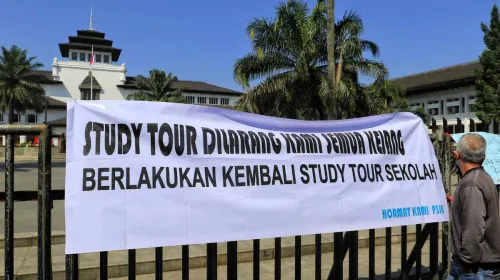 Spanduk dari Massa Solidaritas Para Pekerja Pariwisata Jawa Barat dipasang di pagar Gedung Sate, Senin 21 Juli 2025. (Sumber: ayobandung.id | Foto: Irfan Al- Faritsi)