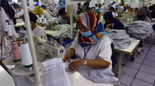Aktivitas buruh perempuan di sebuah pabrik tekstil di Kota Bandung. (Sumber: ayobandung.id | Foto: Irfan Al-Faritsi)