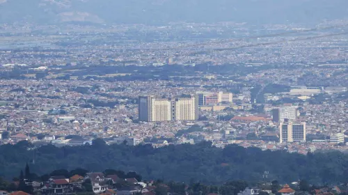 Sejumlah apartemen dan hotel berdiri di Kota Bandung. (Sumber: Ayobandung | Foto: Irfan Al Faritsi)