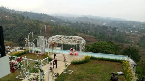 Sarae Hills destinasi wisata yang tidak hanya indah, tapi juga Instagrammable. (Sumber: Ayobandung.id | Foto: Eneng Reni Nuraisyah Jamil)