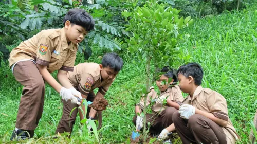 Siswa SD Darul Hikam Bandung memperingati Hari Bumi dengan aksi nyata menanam pohon di kawasan Dago Giri, Kabupaten Bandung Barat, Kamis, 25 April 2024.  (Sumber: ayobandung.id | Foto: Irfan Al- Faritsi)