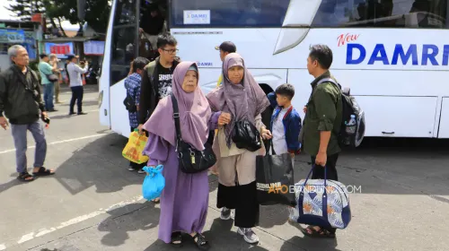Suasana arus balik mulai terlihat di Terminal Cicaheum, Kota Bandung, Selasa 24 Maret 2026. (Sumber: Ayobandung.com | Foto: Irfan Al-Faritsi)