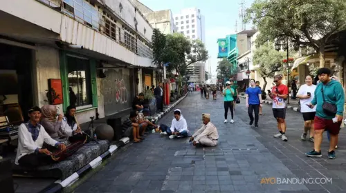 Suasana Jalan Braga, Kota Bandung saat diberlakukannya Braga Free Vehicle pada Sabtu, 4 Mei 2024. (Sumber: Ayobandung.com | Foto: Irfan Al-Faritsi)