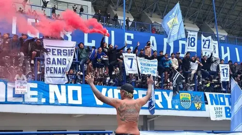 Persib Nu Aing sebagai bentuk ikrar dan menunjukkan rasa cintanya pada Persib. (Sumber: Ayobandung.id | Foto: Arif Rahman)