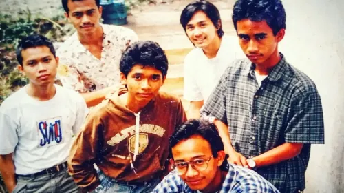 Mahasiswa di Bandung pada era 1990-an, para pendatang dari berbagai daerah. (Sumber: Dokumentasi Penulis)