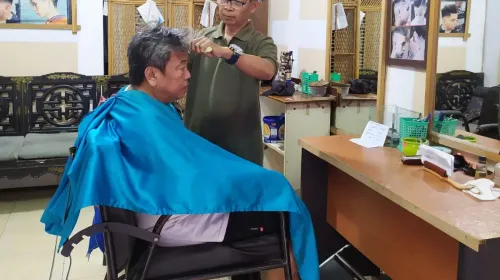 Pemangkas rambut asal Garut. (Sumber: Dokumentasi Penulis)