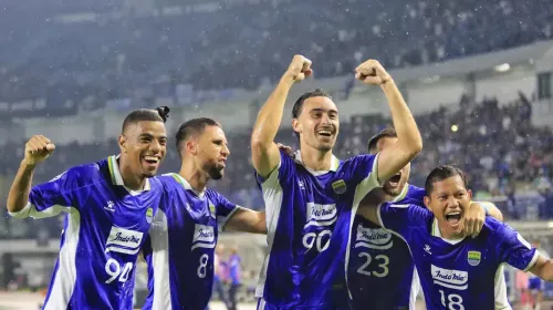 Pemain Persib Bandung melakukan selebarasi saat mengalahkan tamunya Selangor FC dengan skor 2-0, beberapa waktu lalu. (Sumber: ayobandung.com | Foto: Irfan Al-Faritsi)