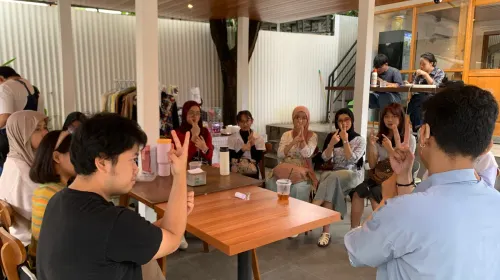 Suasana ngobrol Komunitas Karya Seni Tuli dipenuhi gerakan tangan, tawa tanpa suara, dan interaksi yang terjalin lewat bahasa isyarat. (Sumber: ayobandung.id | Foto: Halwa Raudhatul)