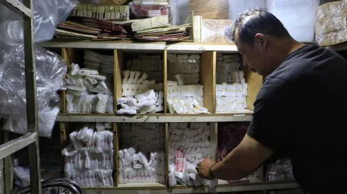 Kenaikan harga plastik di Pasar Kosambi membuat pedagang dan pembeli sama-sama merasakan dampaknya. (Sumber: ayobandung.id | Foto: Irfan Al- Faritsi)