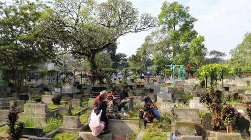 Warga berziarah di Tempat Pemakaman Umum Cikutra, Kota Bandung pada Sabtu, 21 Maret 2026. (Sumber: Ayobandung.com | Foto: Irfan Al-Faritsi)