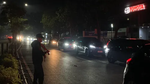 Di tengah lalu lintas Kota Bandung, Ricky menghibur pengendara dengan alunan biola dari hasil belajar otodidak. (Sumber: ayobandung.id | Foto: Halwa Raudhatul)