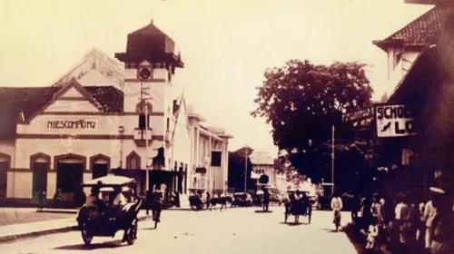 Jalan Raya Pos Bandung masa kolonial. (Sumber: KITLV)