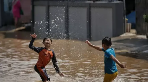 Ilustrasi banjir yang menggenang Kecamatan Bojongsoang, Kabupaten Bandung, (Sumber: Ayobandung.id | Foto: Kavin Faza)