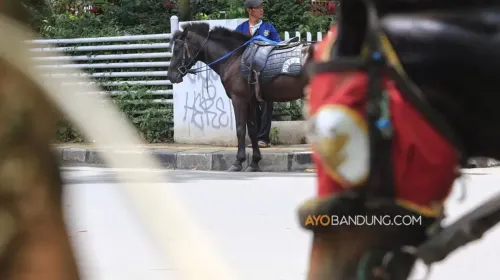 Wisata kuda tunggang di kawasan Jalan Cilaki, Kota Bandung, Rabu 25 Maret 2026. (Sumber: Ayobandung.com | Foto: Irfan Al-Faritsi)