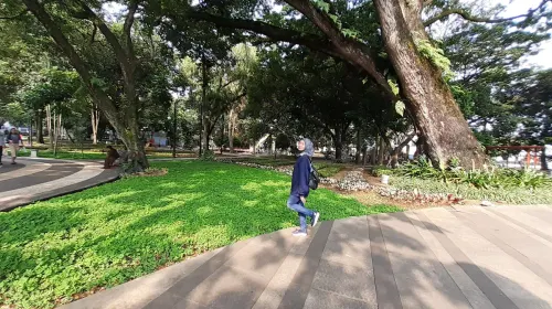 Menikmati suasana taman kota. (Sumber: dokpri | Foto: Sri Maryati)