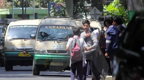 Sejak lama, angkot menjadi bagian dari keseharian mobilitas warga Kota Bandung, meski kini perannya mulai tergeser oleh moda transportasi umum daring. (Foto: Irfan Alfaritsi/ayobandung.com)