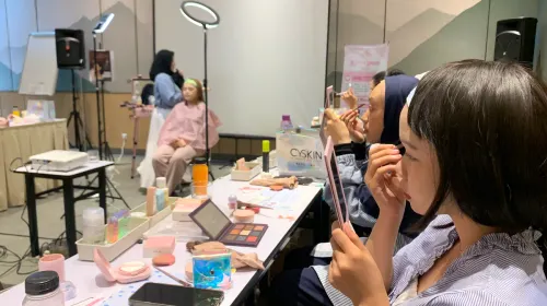 Suasana beauty class yang hangat dan suportif, tempat para peserta belajar, bereksperimen, dan membangun rasa percaya diri bersama. (Sumber: ayobandung.id | Foto: Halwa Raudhatul)