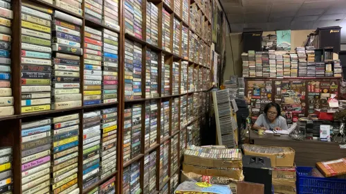 Di sudut Dipatiukur, DU 68 Musik menjadi tempat singgah para pencinta musik analog. (Sumber: ayobandung.id | Foto: Halwa Raudhatul)