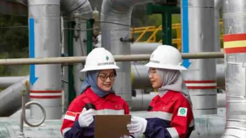 Pekerja wanita pada pembangkit listrik panas bumi (Sumber: geodipa.co.id)