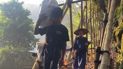 Di tanah Baduy, kesetaraan laki-laki dan perempuan tak diperdebatkan, melainkan dijalani dalam keseharian yang sederhana dan harmonis. (Sumber: Ayobandung.id | Foto: Dian Naren Prastiti)
