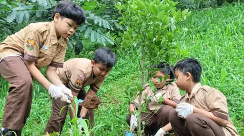 Sejumlah siswa SD Darul Hikam Bandung menanam pohon di kawasan Dago Giri, Kabupaten Bandung Barat, Kamis, 25 April 2024 (Sumber: Ayobandung.com | Foto: Irfan Al-Faritsi)