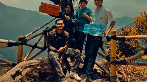 Empat orang di perjalanan menuju puncak Upas Hill, sebelum semua sudut pandang berubah di atas ketinggian 2084 Mdpl. (Sumber: Dokumentasi Penulis | Foto: Pernando Aigro S.)