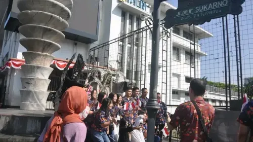 Keramaian kawasan Cikapundung Bandung yang menjadi salah satu pusat aktivitas kota. (Foto: Agus Wahyudi)