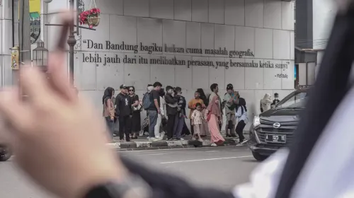 Jembatan ikonik Jalan Asia Afrika dibuka untuk umum. (Sumber: Ayobandung.com/Magang Foto | Foto: Ilham Ahmad Nazar)