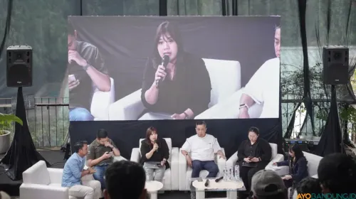 Suasana diskusi “Transisi Energi Berkeadilan: Peluang, Tantangan, dan Strategi Implementasi Multi Pihak” di Kota Bandung, Minggu (26/4), yang mempertemukan warga, pemerintah, dan pakar. (Sumber: ayobandung.id | Foto: Gilang Fathu Ramadhan)