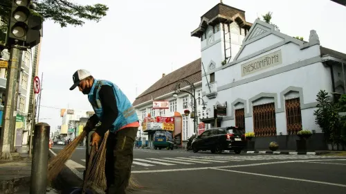 Di tengah hiruk pikuk Bandung, ada mereka yang terus bekerja agar kota tetap hidup. (Sumber: Unsplash | Foto: Abdul Ridwan)