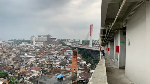 Sisi luar rumah deret Tamansari yang menghadap ke Selatan dengan latar belakang Jalan Layang Prof. Dr. Mochtar Kusumaatmadja (Pasuptai). (Sumber: ayobandung.id | Foto: Halwa Raudhatul)