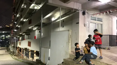 Anak-anak memanfaatkan lorong rumah deret Tamansari untuk bermain, Sabtu 25 April 2026. (Sumber: ayobandung.id | Foto: Halwa Raudhatul)