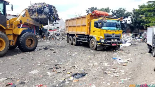 Truk sampah Dinas Lingkungan Hidup (DLH) Kota Bandung sedang mengangkut sampah pada 18 November 2025. (Sumber: ayobandung.id | Foto: Bob Yanuar Muslim)