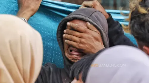 Keluarga korban longsor Cisarua menangis usai mendengar informasi salah satu keluarganya ditemukan. (Sumber: Ayobandung.com | Foto: Irfan Al-Faritsi)