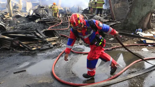 Petugas Pemadam Kebakaran dan Penyelamatan Kota Bandung melakukan pendinginan pada kios material barang bekas yang terbakar di Jalan Soekarno-Hatta, Kota Bandung, Kamis 26 Maret 2026. (Sumber: ayobandung.id | Foto: Irfan Al Faritsi)