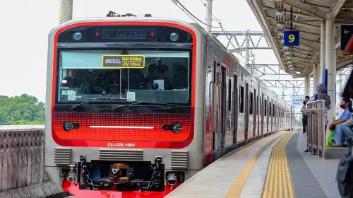 Kereta Rel Listrik (KRL). (Sumber: Wikimedia Commons | Foto: TyewongX)