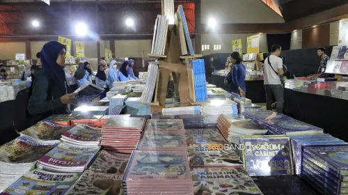 Festival Literasi Pages and Plates 2026 featuring Big Bad Wolf Books di Bikasoga Sport Center, Kota Bandung. (Sumber: Ayobandung.com | Foto: Irfan Al-Faritsi)