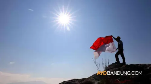 Upacara Pengibaran Bendera Merah Putih di Puncak Gunung Hawu. (Sumber: Ayobandung.com | Foto: Irfan Al-Faritsi)