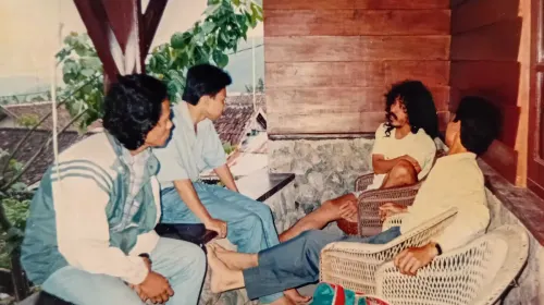 Tim pengisi acara Ganesha Iwan Fals berkunjung ke kediaman Iwan Fals di Cipanas, Puncak. Dari kiri ke kanan: Arif (GIF), Denny GIF (penyiar Radio Ganesha Bandung), Iwan Fals, dan Bram (sahabat karib Iwan Fals dari Bandung). (Foto: Kemal Ferdiansyah)