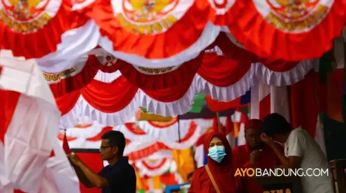 Beragam bendera merah putih yang dijual para pedagang selama bulan Agustus. (Sumber: Ayobandung.com | Foto: Irfan Al-Faritsi)