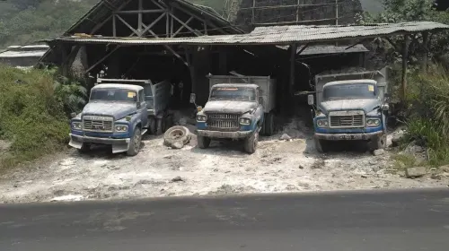 Beberapa truk bayawak pengangkut batu kapur terparkir di wilayah Cipatat Kabupaten Bandung Barat. (Sumber: ayobandung.com | Foto: Ananda)